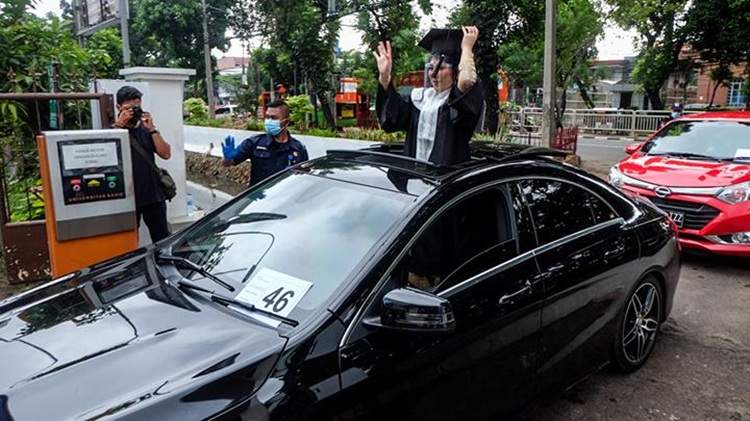 Moment wisuda dengan mobil mewah, Sumber: tempo.co