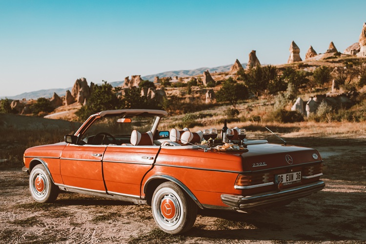 Roadtrip dengan mobil mewah, Sumber: pexels.com
