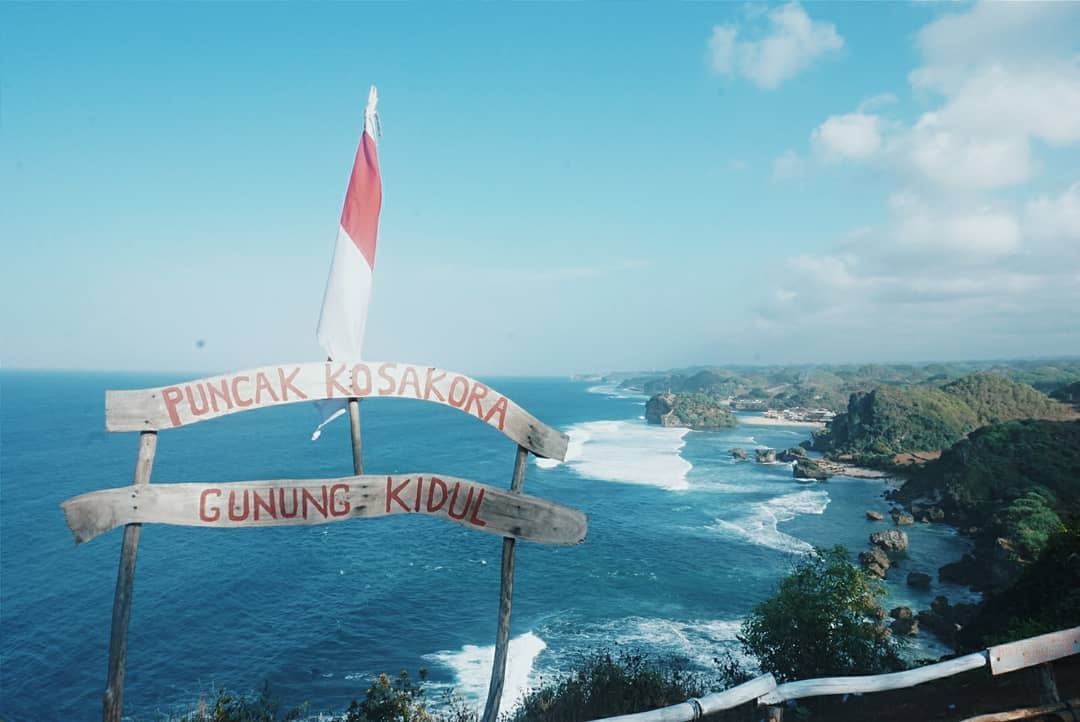 Menikmati Keindahan Laut dari Puncak Bukit Kosakora