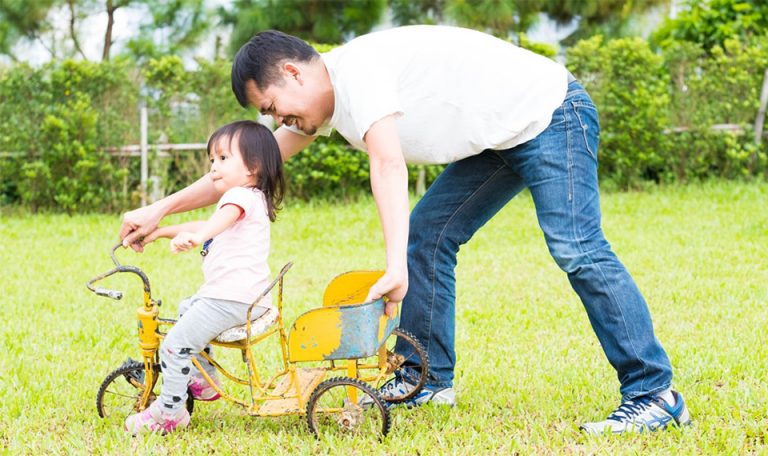 Bermain bersama anak pada saat berada di lingkungan yang baru, sumber ; google.com