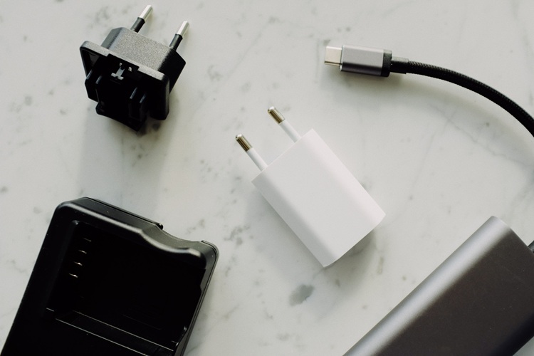 Perkabelan dan powerbank, Sumber: pexels.com