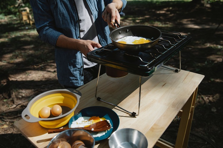 Pastikan membawa perlengkapan memasak, Sumber: pexels.com