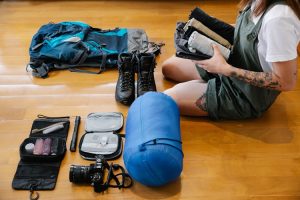 Persiapan baju ganti camping, Sumber: pexels.com