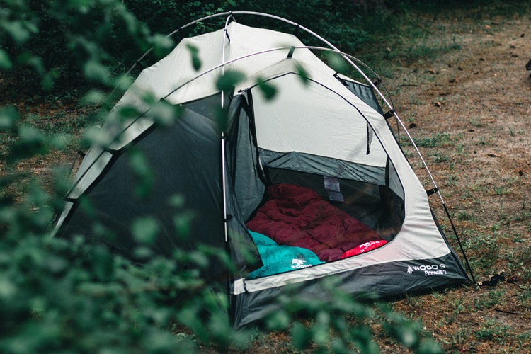 Tenda dan perlengkapan tidur berkemah, Sumber: pexels.com